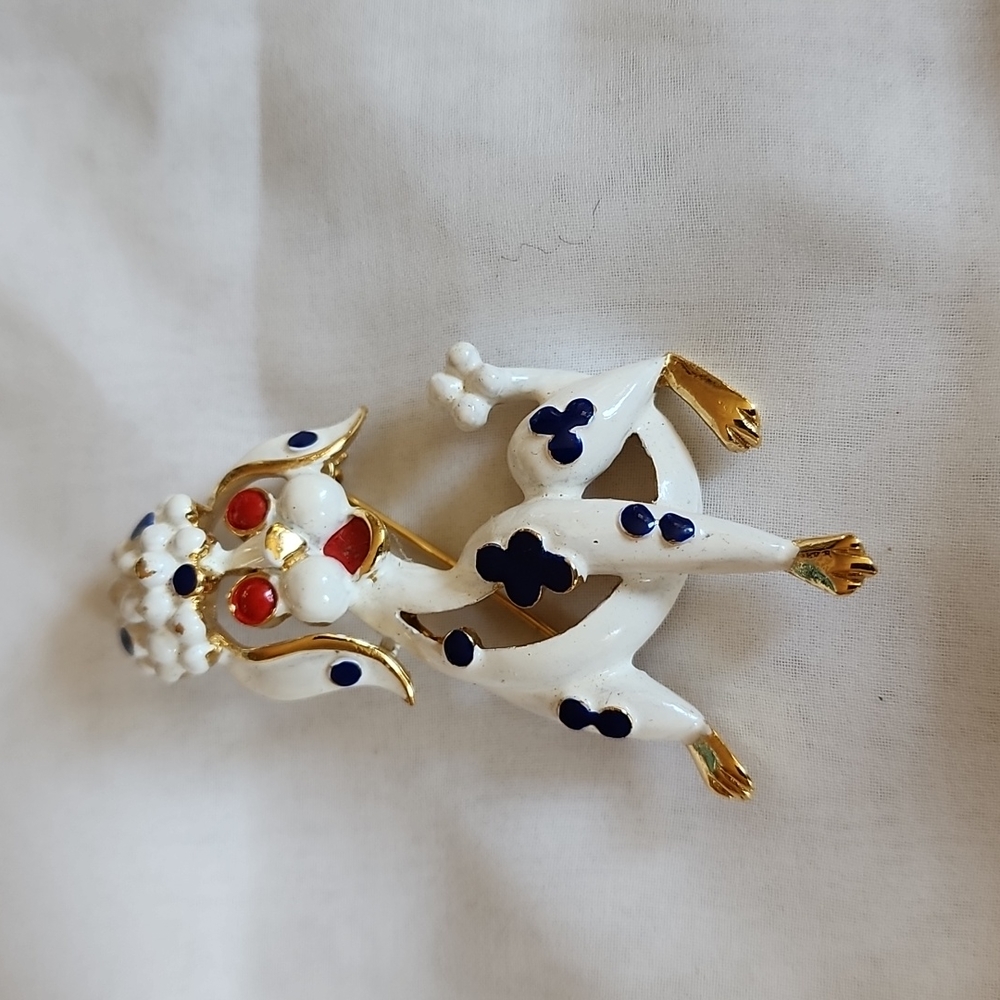 NICE VINTAGE CROWN TRIFARI PET SERIES POODLE PIN